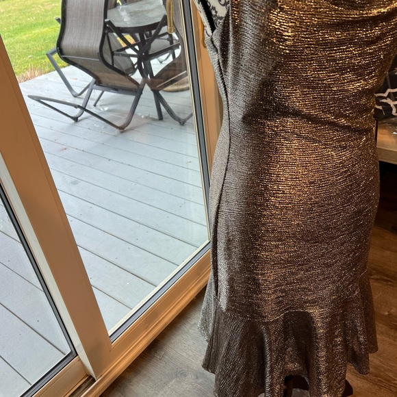 NWT. Spaghetti straps party dress. Sparkly, metallic material - Picture 4 of 7